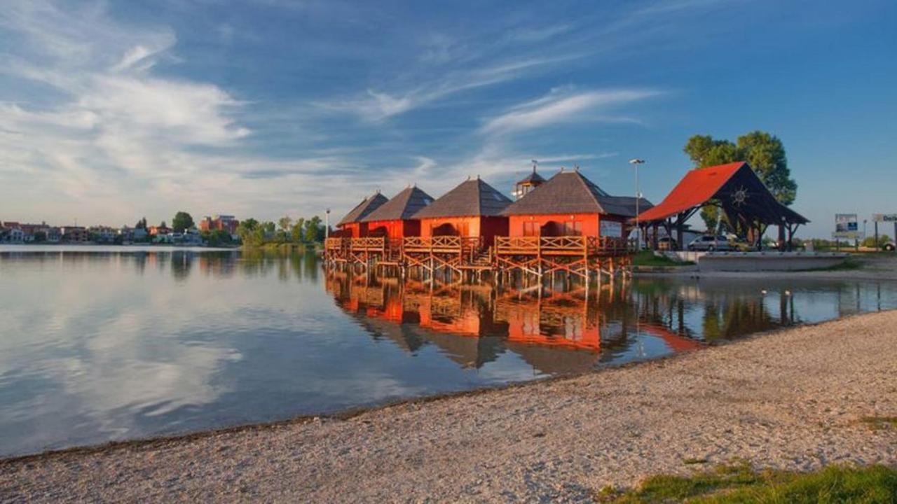 Overwater Cottage - Slovak Tahiti, 塞内奇 外观 照片
